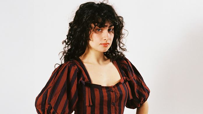 Min Taka, Öncesi: ARKADAŞ